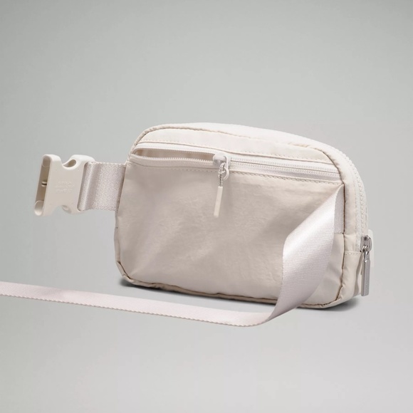 Lululemon Everywhere Belt Bag White Opal NWT - Picture 6 of 16